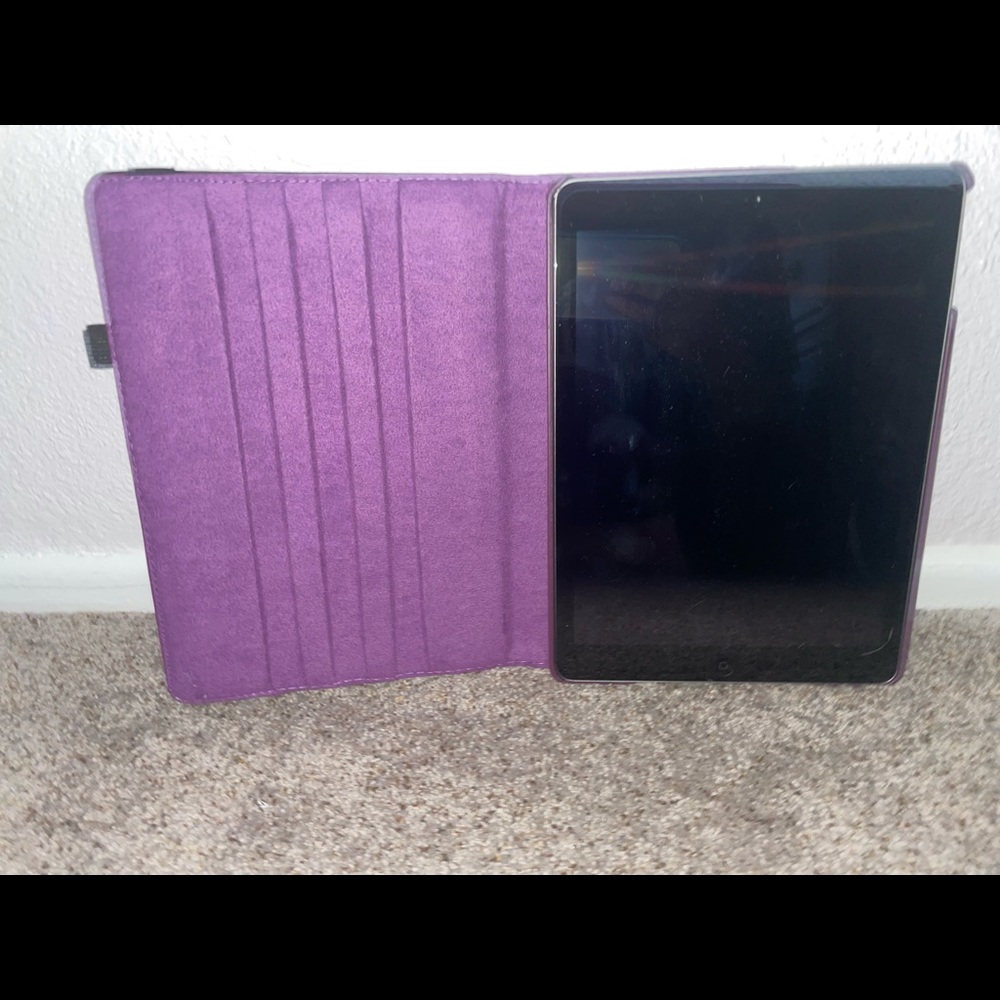 Selling Both 2 IPad 1 gens - Picture 7 of 7